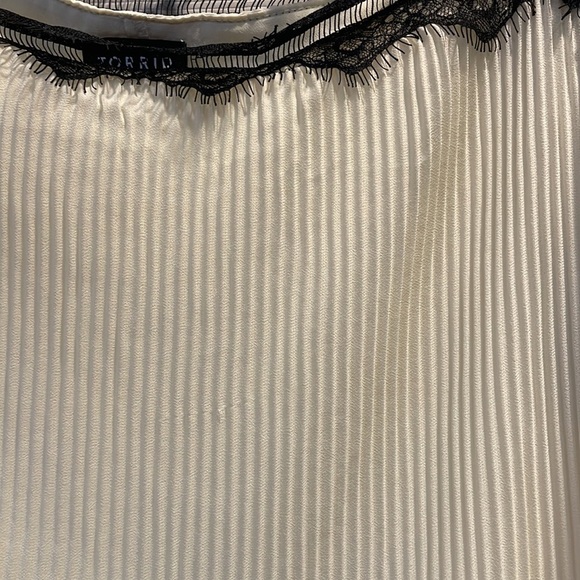 Torrid Cream Chiffon and Lace Pleated Cami Tank Top 4 - Picture 8 of 9